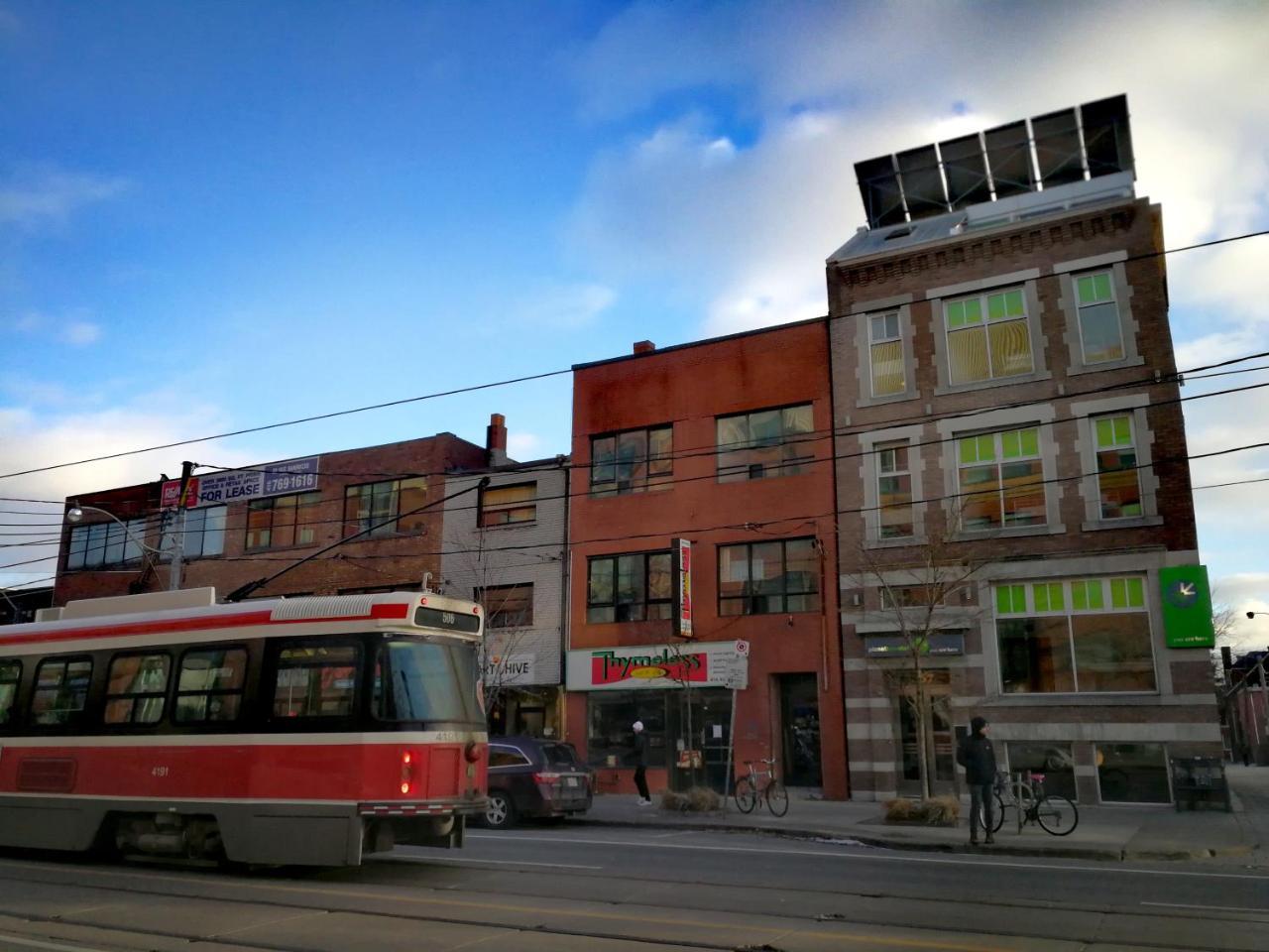 Planet Traveler Hostel Toronto Exterior photo