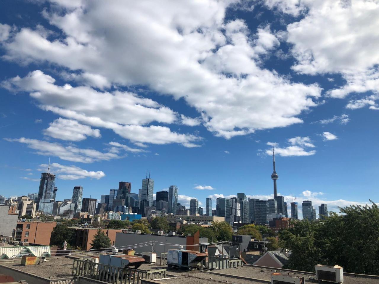 Planet Traveler Hostel Toronto Skyline photo